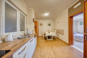 Una cocina con un fregadero y una mesa con una cama. en Apartments Kristić, en Dubrovnik 11 fotos más