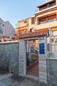 een ingang van een gebouw met een poort bij Apartments Kristić in Dubrovnik