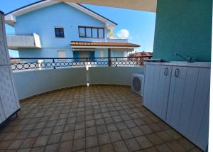A balcony or terrace at Elegante bilocale a pochi passi dal mare