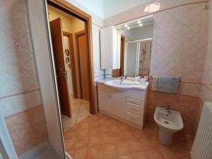 A bathroom at Elegante bilocale a pochi passi dal mare