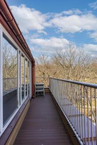 En balkong eller terrasse på Happy Day Apartment, By Cohost