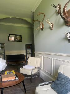 sala de estar con muebles y astas en la pared en Chateau de Vaugelas - Charmant domaine près de Valence, en Alixan