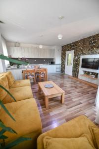 sala de estar con sofá y mesa en Exclusive 7- New Modern Cozy Apartment, en Kočani