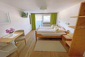 Łóżko lub łóżka w pokoju w obiekcie B&B Landhaus Vierthaler