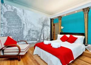 una camera da letto con un letto grande con una coperta rossa di Piranesi Charmsuite a Roma Altre 20 foto