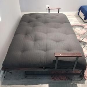 un matelas posé dans une pièce avec une table dans l'établissement Birds Holiday Accommodation 2, au Cap