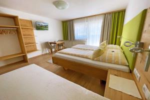 Łóżko lub łóżka w pokoju w obiekcie B&B Landhaus Vierthaler