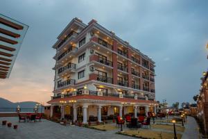 un grande edificio con tavoli e sedie di fronte di Hotel Ghyampe Dada a Bhaktapur