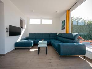 salon z niebieską kanapą i stołem w obiekcie Villa Vinky w Puli