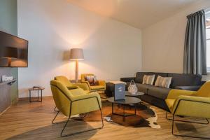 a living room with a couch and chairs at AlpenParks Apartment & Ferienresort Rehrenberg Viehhofen in Viehhofen
