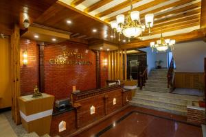 una hall di un edificio con scale e lampadario pendente di Hotel Ghyampe Dada a Bhaktapur