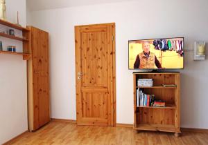 ヘルヌムにあるGroteの壁にテレビとドアが付いた部屋