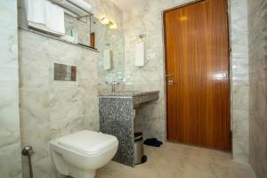 un bagno con un water e un lavandino di Hotel Ghyampe Dada a Bhaktapur