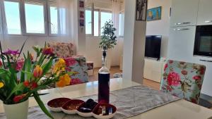 Televízia a/alebo spoločenská miestnosť v ubytovaní Apartment Lada