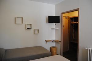 TV a/nebo společenská místnost v ubytování Hôtel Acropolis - Lourdes
