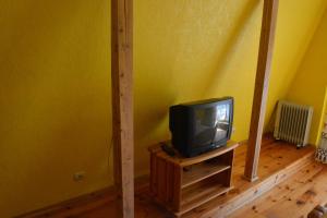TV at/o entertainment center sa Viesu nams Pūpoli