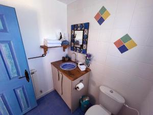 uma casa de banho com um lavatório, um WC e um espelho. em The Way Inn - Boutique Suites em Safed