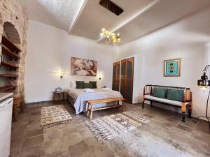 Postel nebo postele na pokoji v ubytování The Way Inn - Boutique Suites