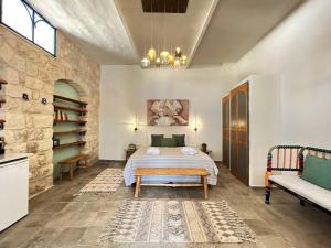 Postel nebo postele na pokoji v ubytování The Way Inn - Boutique Suites