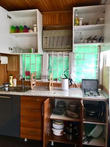 una cucina con lavandino e piano di lavoro di Green house in Gonio economy class a Kvariati