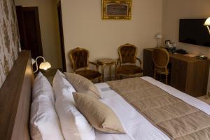 Postel nebo postele na pokoji v ubytování Khan Khediwe Hotel