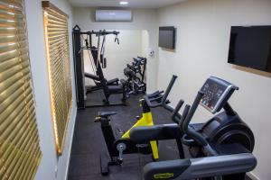 Fitness centrum a/nebo fitness zařízení v ubytování Khan Khediwe Hotel