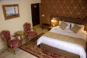 Postel nebo postele na pokoji v ubytování Khan Khediwe Hotel