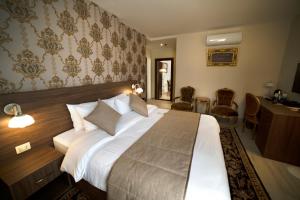Postel nebo postele na pokoji v ubytování Khan Khediwe Hotel
