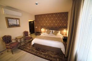 Postel nebo postele na pokoji v ubytování Khan Khediwe Hotel