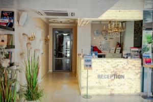 una tienda con un mostrador de recepción en una habitación en Menada Harmony Suites X, en Burgas