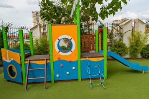 um parque infantil com escorrega num parque em Menada Harmony Suites X em Burgas