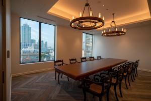 una sala de conferencias con una mesa larga y sillas en Granbell Hotel Colombo en Colombo