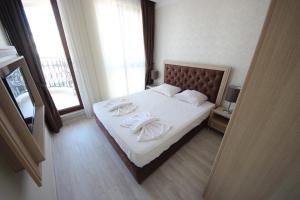 Un dormitorio con una cama con dos toallas encima. en Menada Harmony Suites X, en Burgas 41 fotos más