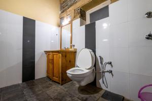 Vannituba majutusasutuses Himalayan Paradise, Boutique room w Binsar view by Roamhome