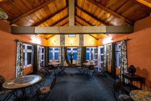 Restoran või mõni muu söögikoht majutusasutuses Himalayan Paradise, Boutique room w Binsar view by Roamhome