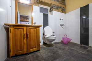 Vannituba majutusasutuses Himalayan Paradise, Boutique room w Binsar view by Roamhome