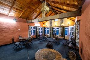 Foto sihtkohas Almora asuva majutusasutuse Himalayan Paradise, Boutique room w Binsar view by Roamhome galeriist