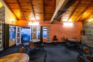 Restoran või mõni muu söögikoht majutusasutuses Himalayan Paradise, Boutique room w Binsar view by Roamhome