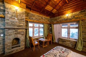 Foto sihtkohas Almora asuva majutusasutuse Himalayan Paradise, Boutique room w Binsar view by Roamhome galeriist