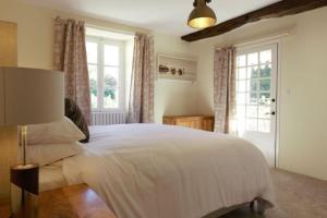 A bed or beds in a room at Le Manoir du Mûrier