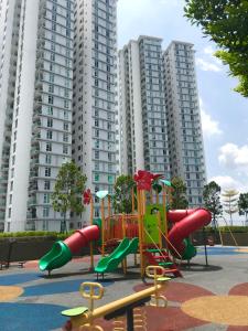 ジョホールバルにあるHomestay SKS Apartment Larkin Johor Bahruの高層アパートメントビルの前の遊び場