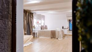 ナポリにあるReginella Duomo Apartmentの白い部屋(ベッド2台、鏡付)