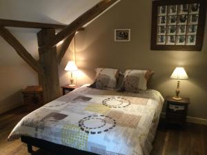 A bed or beds in a room at Bluets et Brimbelles