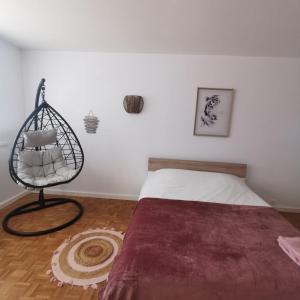 1 dormitorio con 1 cama y 1 cesta en el suelo en Chambre cocooning tout confort Saint Marceau, en Orléans