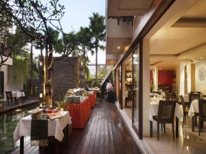 A restaurant or other place to eat at d'primahotel Seminyak