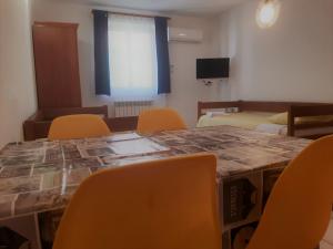 Televízia a/alebo spoločenská miestnosť v ubytovaní Apartments Barbara Gregovica