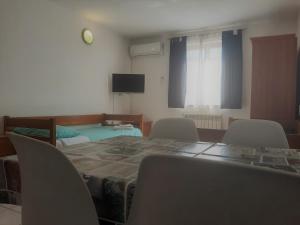 Televízia a/alebo spoločenská miestnosť v ubytovaní Apartments Barbara Gregovica