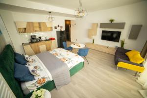 Un dormitorio con una cama y una sala de estar. en Studio 60 By The Beach Mamaia, FREE PARKING Casa del Mar, en Mamaia