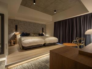 1 dormitorio con 1 cama, mesa y sillas en FFFFFFホテル en Fukuoka