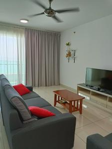 Una sala de estar con un sofá y un televisor de pantalla plana. en Mansion One 3 Bedroom SEAVIEW Gurney Georgetown 1-13Pax, en George Town